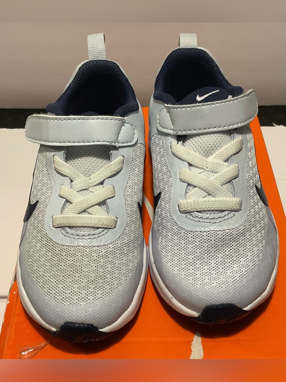NIB - Nike Revolution 7 Girls Light Gray & Navy Velcro Athletic Shoes, Sz 8C